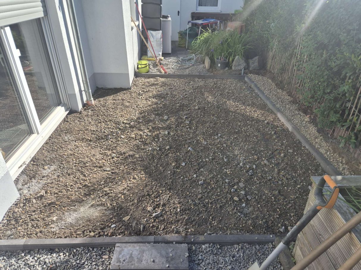 Vorher – Alter, verschmutzter Garten mit Kies in Wuppertal Vohwinkel Vorher: Alter, verschmutzter Garten mit Kies in Wuppertal Vohwinkel vor Terrassenbau und Pflasterarbeiten durch Syla Gartenbau