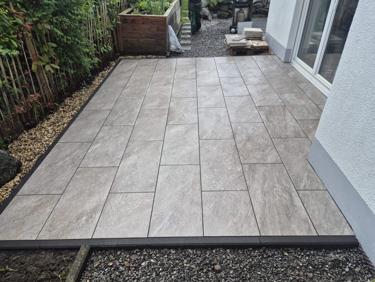 Nachher – Neue moderne Terrasse mit großformatigen Platten in Wuppertal Vohwinkel Nachher: Neue moderne Terrasse mit großformatigen Platten nach Terrassenbau in Wuppertal Vohwinkel durch Syla Gartenbau