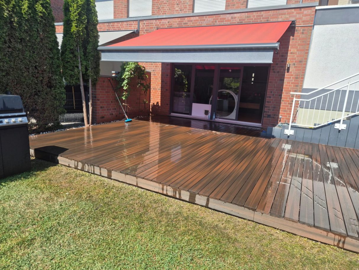 Nachher: Moderne WPC-Terrasse in Mettmann – fertig verlegt Fertige braune WPC-Terrasse in Holzoptik nach dem Terrassenbau in Mettmann – großzügige und hochwertige Verlegung