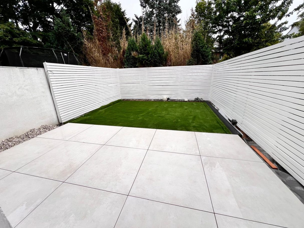 Gartengestaltung mit Rollrasen und Sichtschutz Solingen