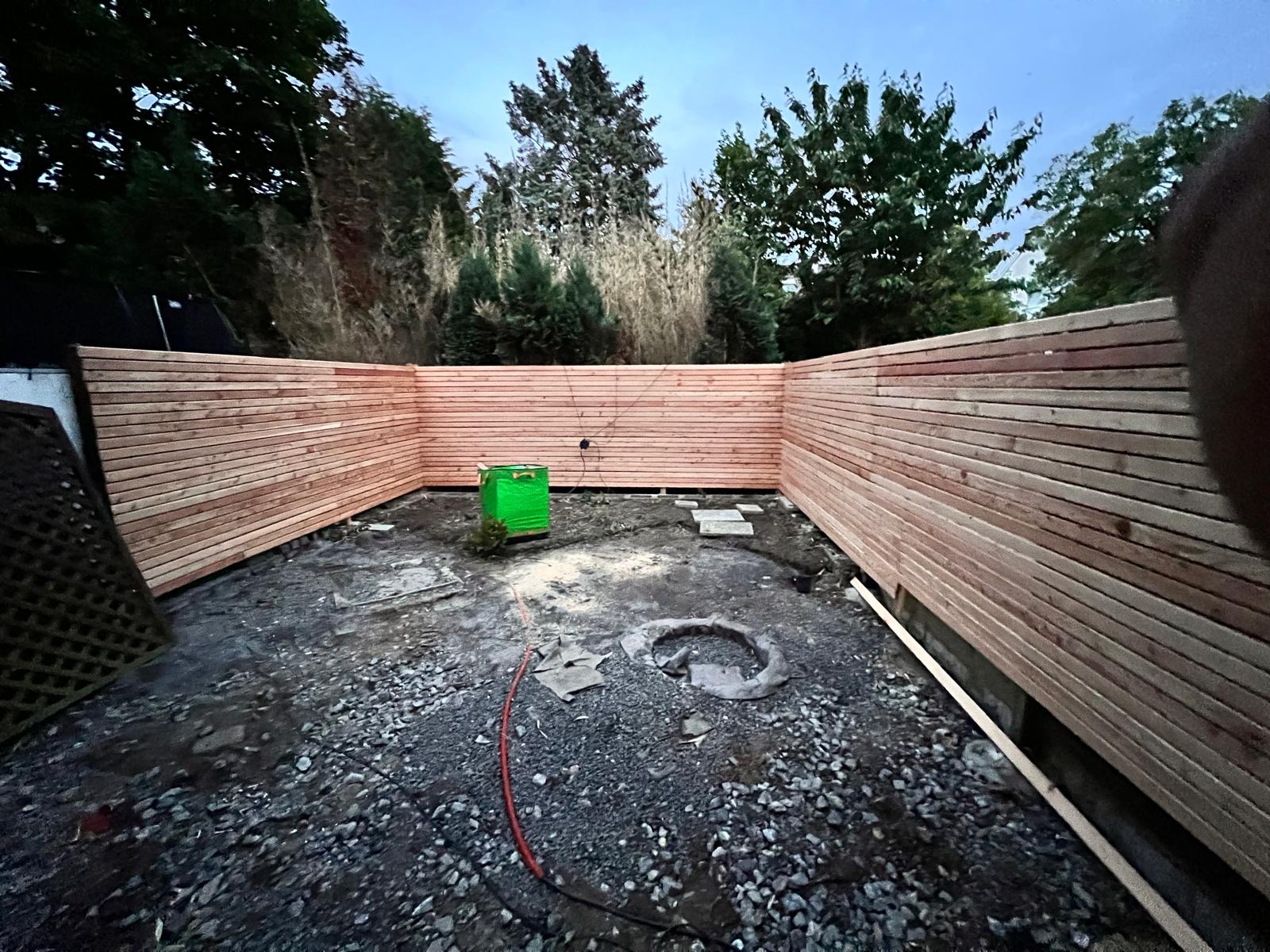 Vorher: Terrassenbau in Mettmann – Bauphase mit Schotterunterbau und Drainage-Vorbereitung Vorher-Bild Terrassenbau Mettmann: Schotterunterbau und Drainage-Vorbereitung auf Baustelle in Metzkausen oder Obschwarzbach