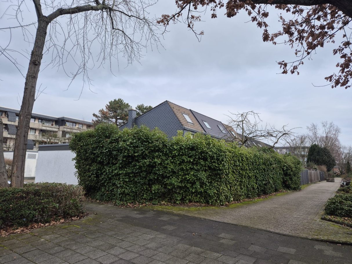 Vorher: Offener Garten ohne Sichtschutz in Wuppertal - wenig Privatsphäre vor dem Doppelstabmattenzaun-Projekt von Syla Gar