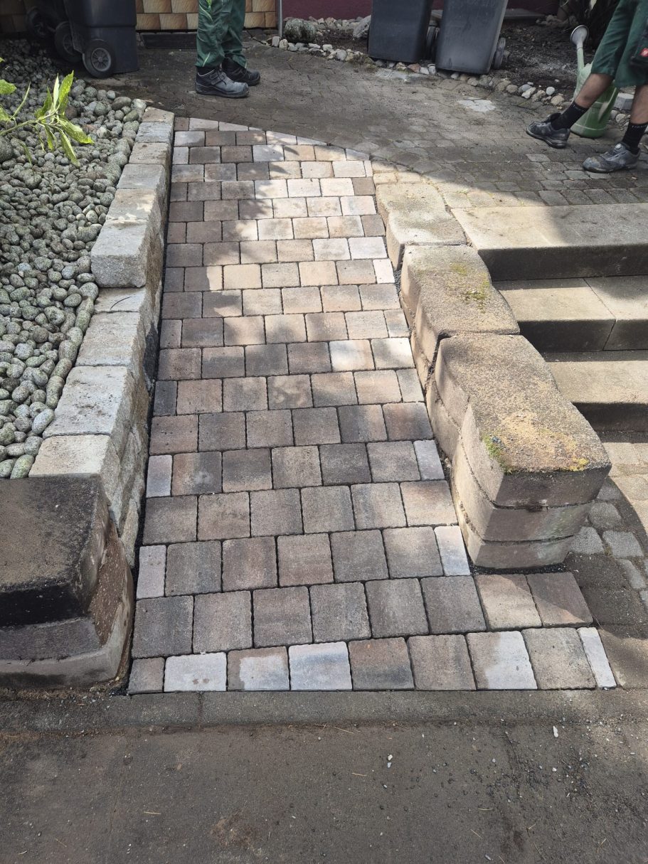 Einfahrt Pflasterarbeiten Vorbereitung Schotterschicht Haan