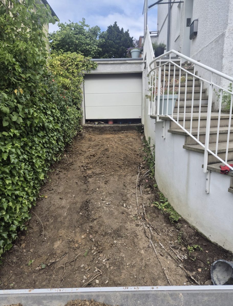 Pflasterarbeiten Solingen – Professionelle Vorbereitung des Untergrunds Pflasterarbeiten Solingen: Vorbereitung und Erdarbeiten für neuen Gartenweg mit Schotterbett – Syla Gartenbau Solingen