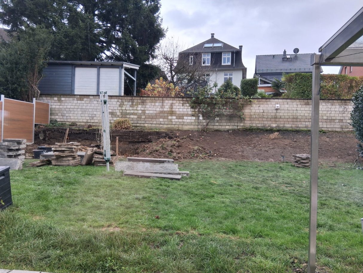 Vorher: Unebener, ungenutzter Gartenbereich in Wuppertal Elberfeld vor Terrassenbau und Pflasterarbeiten durch Syla Gartenbau
