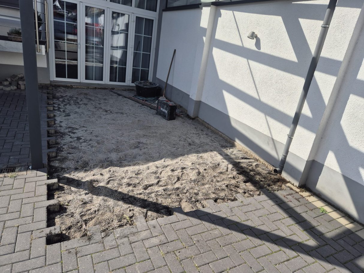 Terrassenbau Langenfeld Vorher – Pflasterfläche & Unterbau Vorher: Pflasterarbeiten & Unterbau für Terrasse in Langenfeld von Syla Gartenbau.