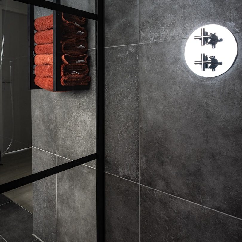 Moderne Fliesenverlegung in Innenräumen