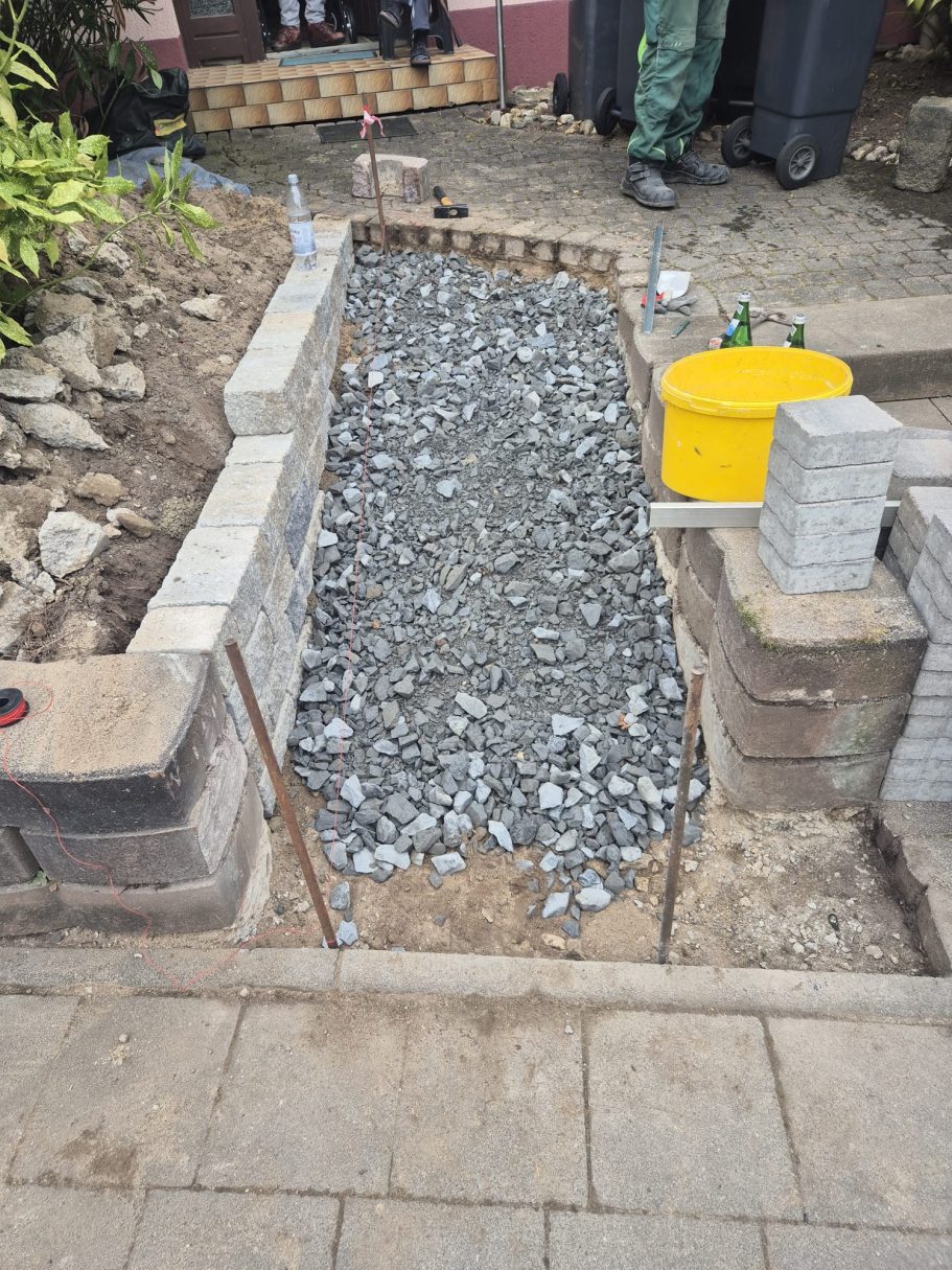 Pflasterarbeiten Vorbereitung Schotterschicht für Einfahrt Haan