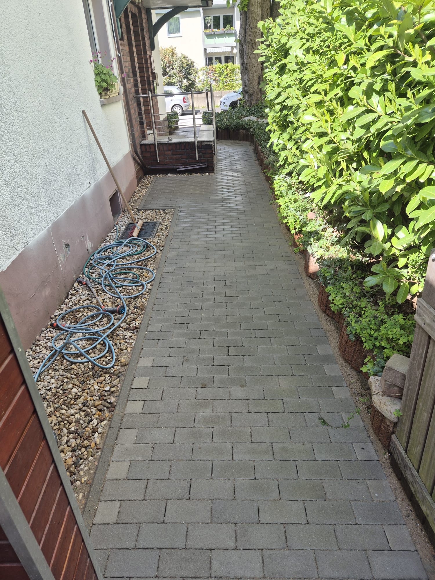 Nachher – Fertiger Gartenweg nach Pflastersteine verlegen in Mettmann Nachher: Neuer, ebener Gartenweg nach professionellem Verlegen von Pflastersteinen in Mettmann durch Syla Gartenbau