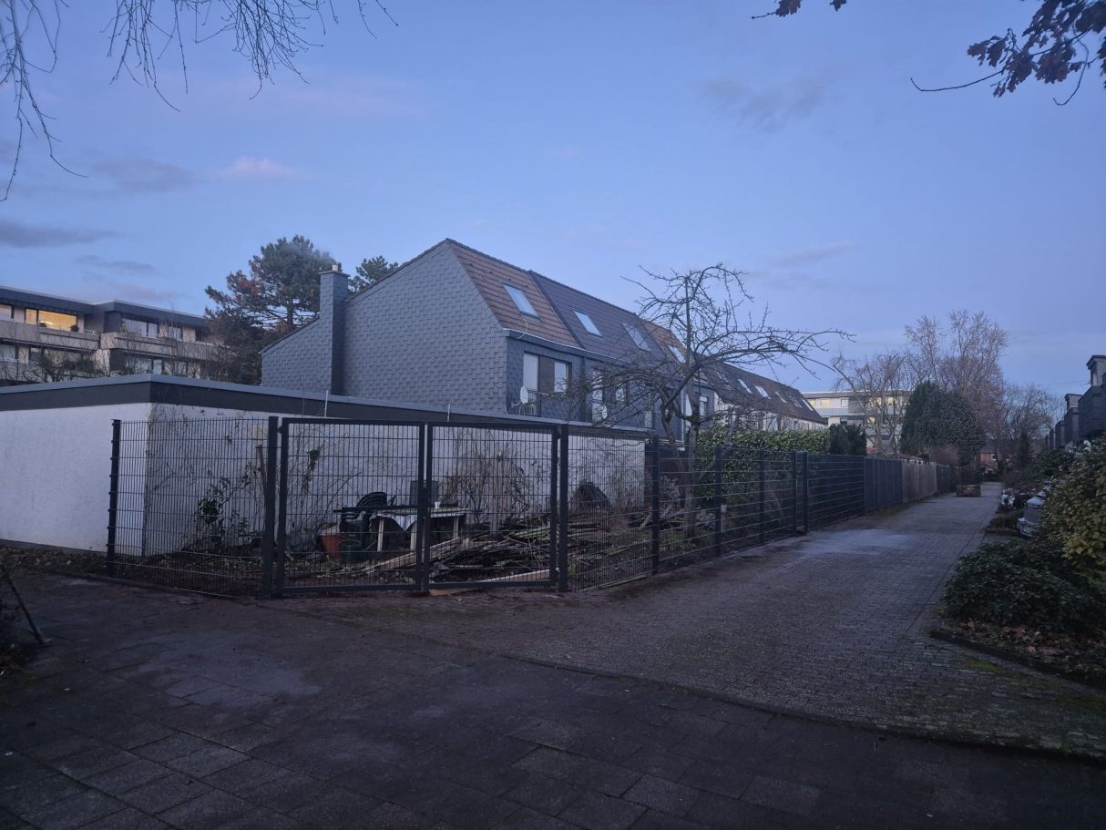 Nachher: Neuer Doppelstabmattenzaun mit grüner Hecke in Wuppertal – perfekter Sichtschutz nach der Zaunmontage von Syla Gartenbau