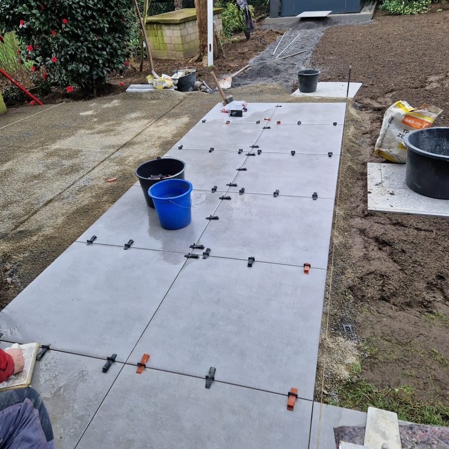 Plattenverlegung XXL Fliesen Terrasse bauen Solingen Nivelliersystem