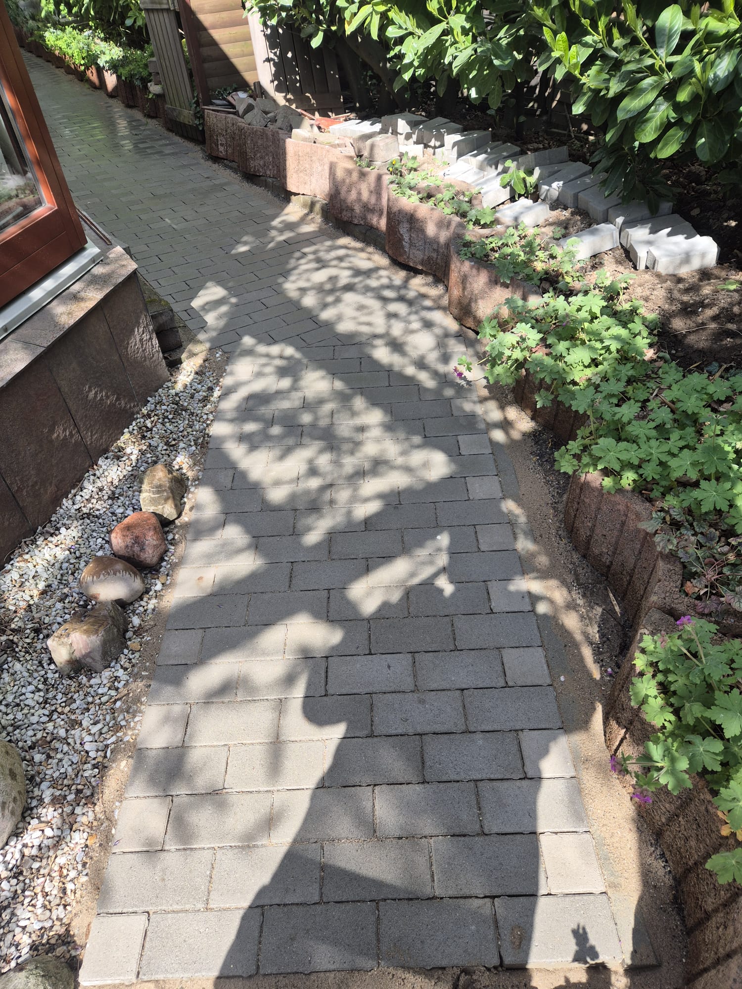 Nachher – Neuer, ebener Gartenweg nach Pflasterarbeiten in Solingen Nachher: Neuer, sauberer und ebener Gartenweg nach professionellen Pflasterarbeiten in Solingen durch Syla Gartenbau
