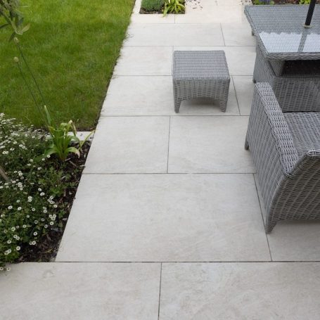 Stilvoller Terrassenbau großformatige Platten Gartenbau Haan