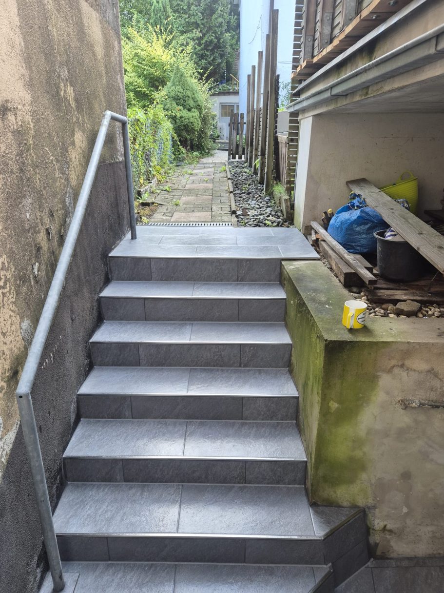 Gartenbau Galabau Mettmann-Metzkausen Nachher: Terrassenbau, Platten, Pflasterarbeiten Nachher Gartenbau Galabau Mettmann-Metzkausen: sanierte Treppe mit Platten im Terrassenbau, Anschluss für Pflasterarbeiten