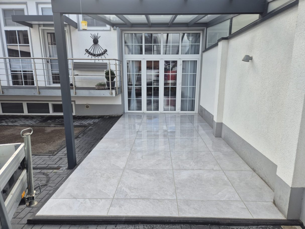 Nachher: Moderne XXL-Feinsteinzeug Terrasse in Langenfeld verlegt von Syla Galabau. Nachher: Terrassensanierung Langenfeld Nachher – XXL Feinsteinzeug